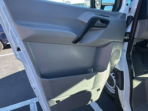 Used 2014 Mercedes-Benz Sprinter 2500 image 9