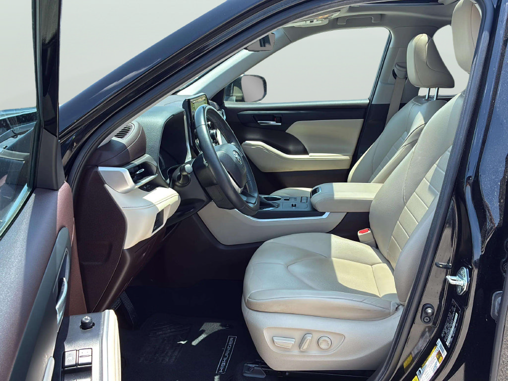 Used 2022 Toyota Highlander XLE FWD image 26