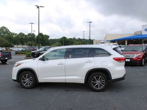 Used 2018 Toyota Highlander XLE AWD/4WD image 18