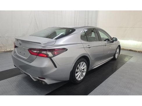 Used 2024 Toyota Camry SE FWD image 3