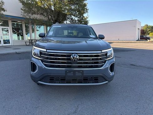 Used 2025 Volkswagen Atlas SE AWD/4WD image 2