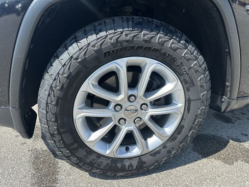 Used 2014 Jeep Grand Cherokee Laredo w/ 18" Wheel & 8.4" Radio Group AWD/4WD image 8