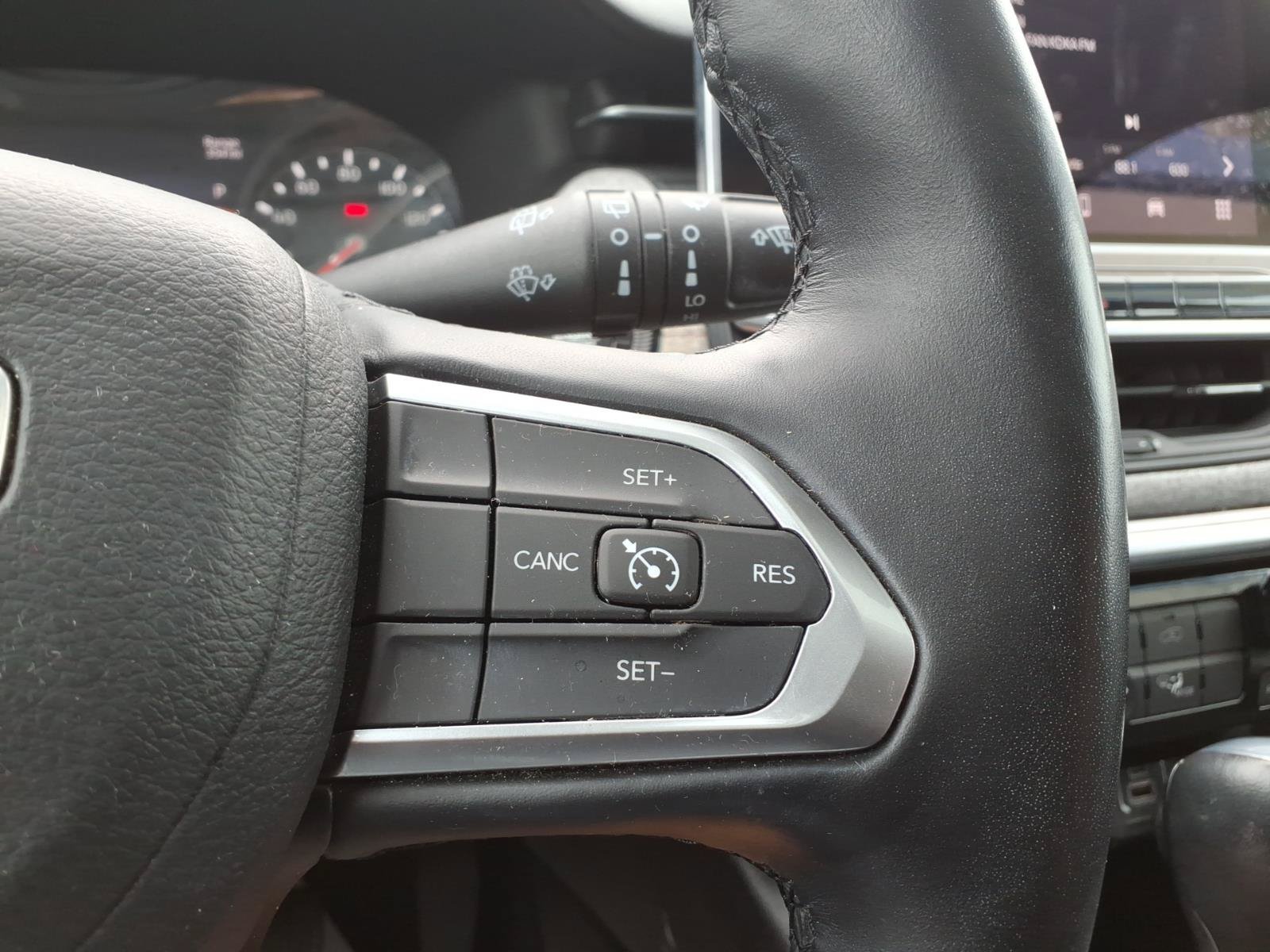Used 2022 Jeep Compass Latitude w/ Sun and Sound Group AWD/4WD image 27
