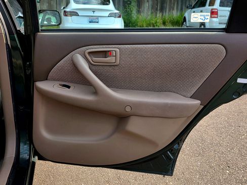 Used 2000 Toyota Camry LE FWD image 40