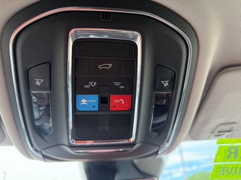 Used 2023 Jeep Grand Cherokee Limited w/ Luxury Tech Group II AWD/4WD image 22