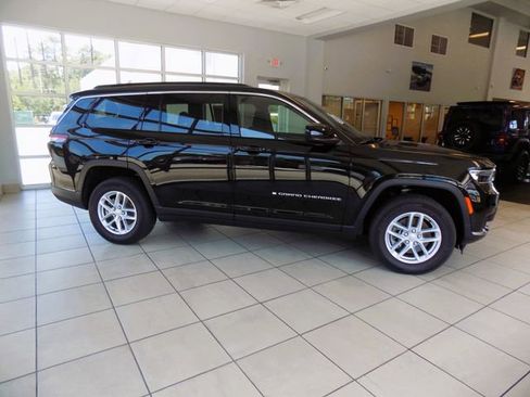 Used 2025 Jeep Grand Cherokee L Laredo RWD image 9