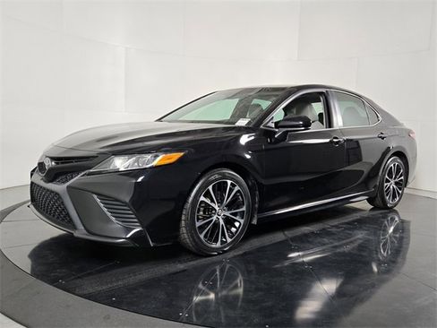 Used 2018 Toyota Camry SE image 2
