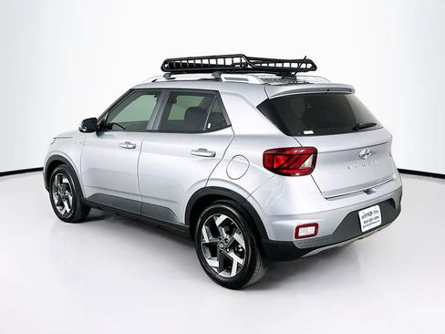 Used 2025 Hyundai Venue SEL FWD image 4