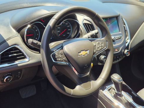 Used 2018 Chevrolet Cruze LT FWD image 14