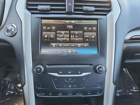 Used 2015 Ford Fusion SE w/ Equipment Group 202A image 17