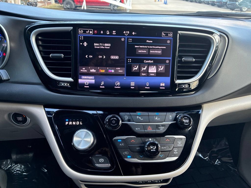 Used 2024 Chrysler Pacifica Touring-L FWD image 24