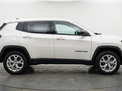 Used 2025 Jeep Compass Latitude AWD/4WD image 11