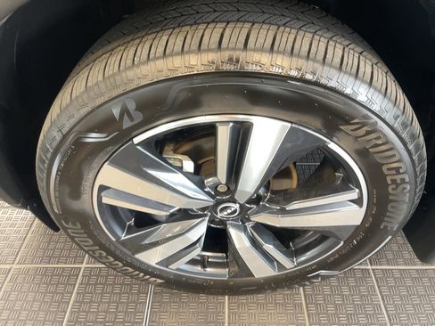 Used 2023 Nissan Rogue Platinum image 5