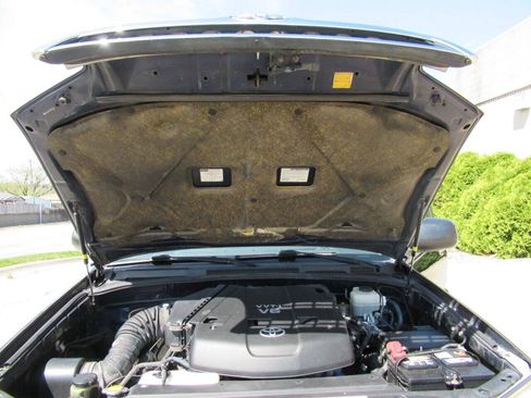 Used 2006 Toyota 4Runner SR5 AWD/4WD image 9