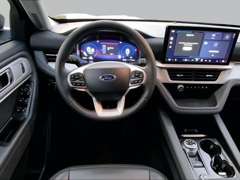 Certified 2025 Ford Explorer Active w/ Active Comfort Package RWD image 6