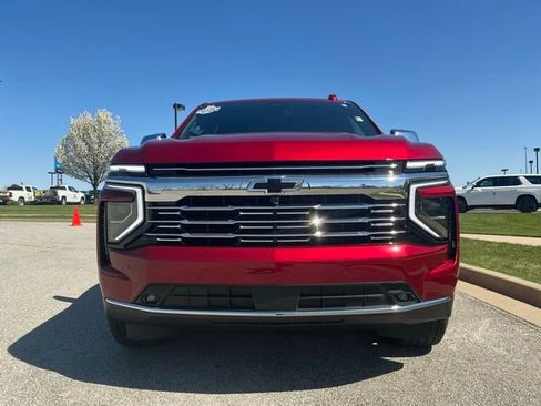 Used 2025 Chevrolet Suburban Premier AWD/4WD image 8