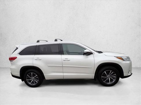 Used 2017 Toyota Highlander XLE image 5