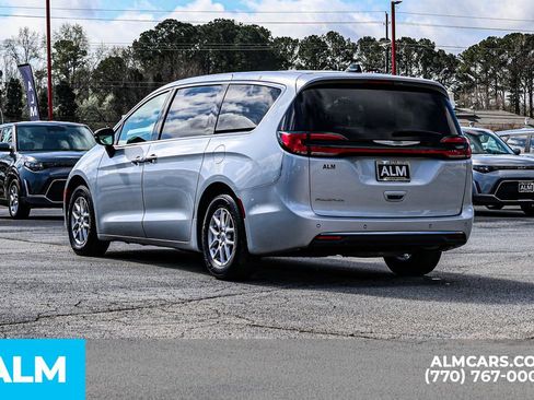 Used 2024 Chrysler Pacifica Touring-L image 7