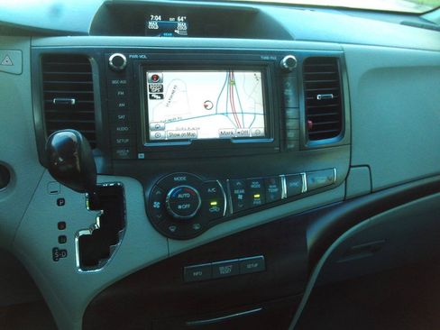 Used 2012 Toyota Sienna XLE w/ Premium Pkg FWD image 29