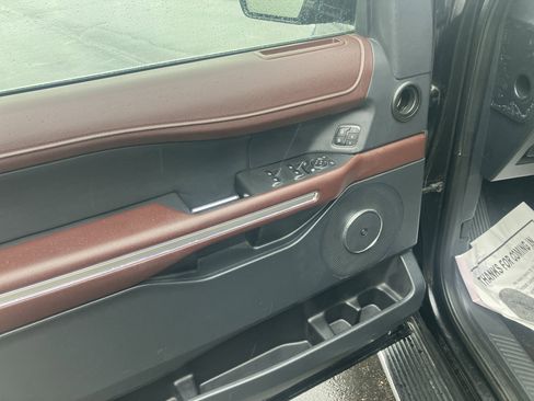 Used 2022 Ford Expedition Max Limited image 18