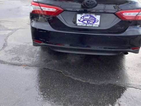 Used 2018 Toyota Camry XLE image 13