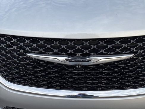 Used 2024 Chrysler Pacifica Touring-L image 29