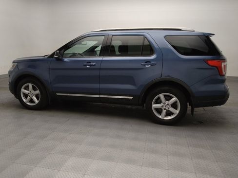 Used 2018 Ford Explorer XLT w/ Equipment Group 202A FWD image 3