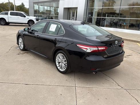 Used 2019 Toyota Camry XLE image 3