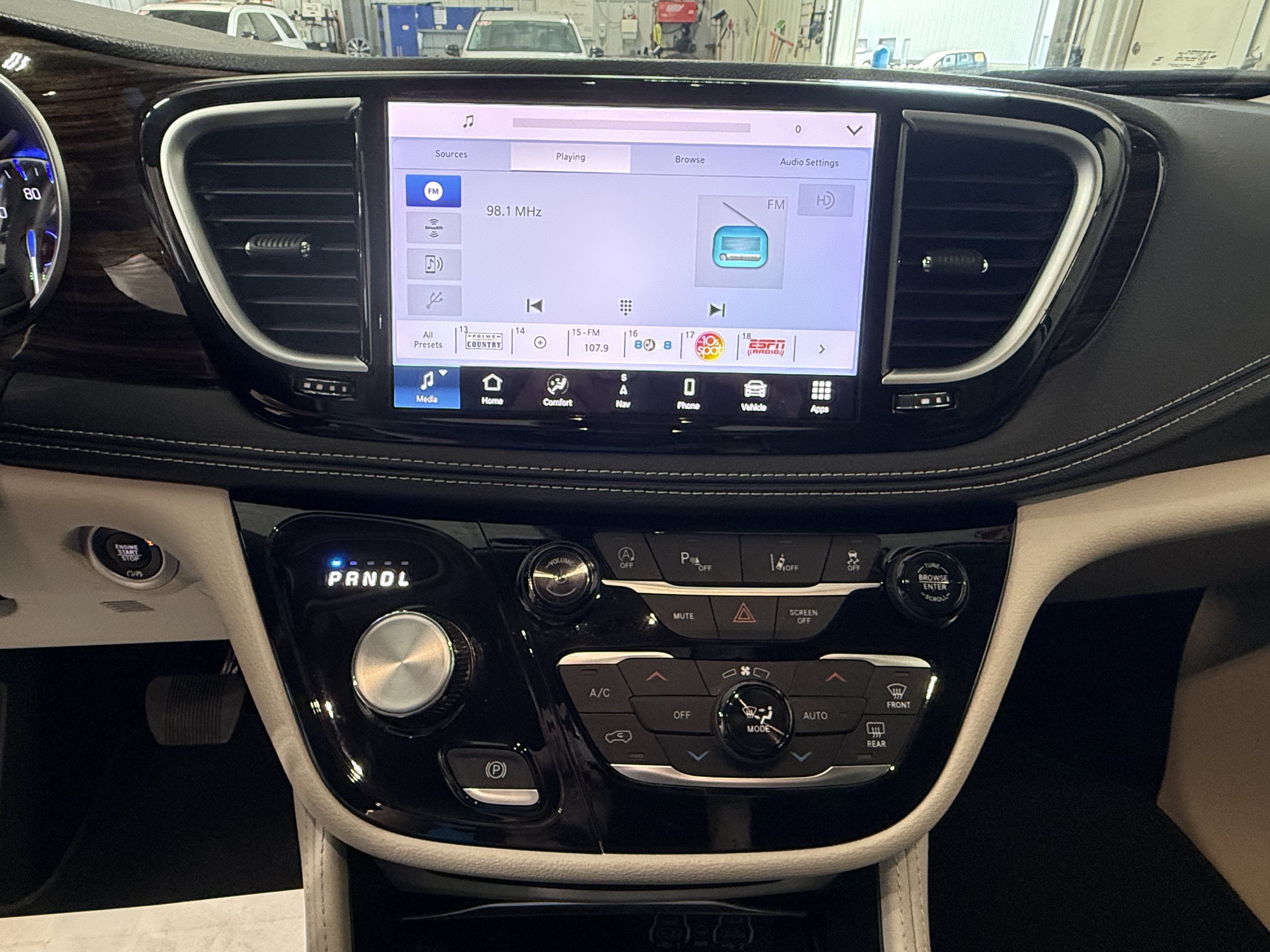 Used 2024 Chrysler Pacifica Limited w/ Trailer Tow Group FWD image 21