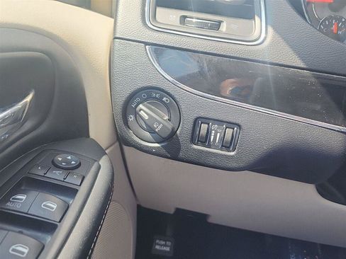 Used 2016 Chrysler Town & Country Limited FWD image 13
