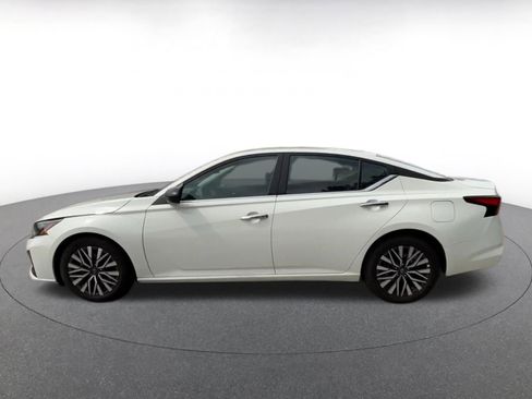 Used 2025 Nissan Altima 2.5 SV FWD image 9
