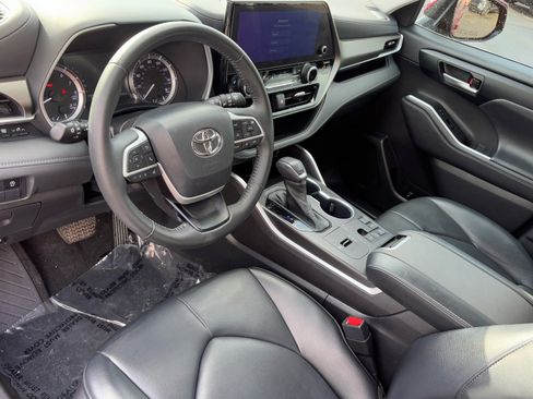 Certified 2023 Toyota Highlander XLE image 19