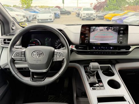Used 2021 Toyota Sienna XSE w/ XSE Plus Package FWD image 22