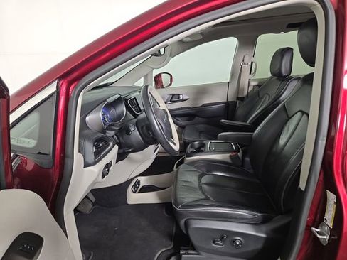 Used 2019 Chrysler Pacifica Limited w/ Tire & Wheel Group FWD image 12