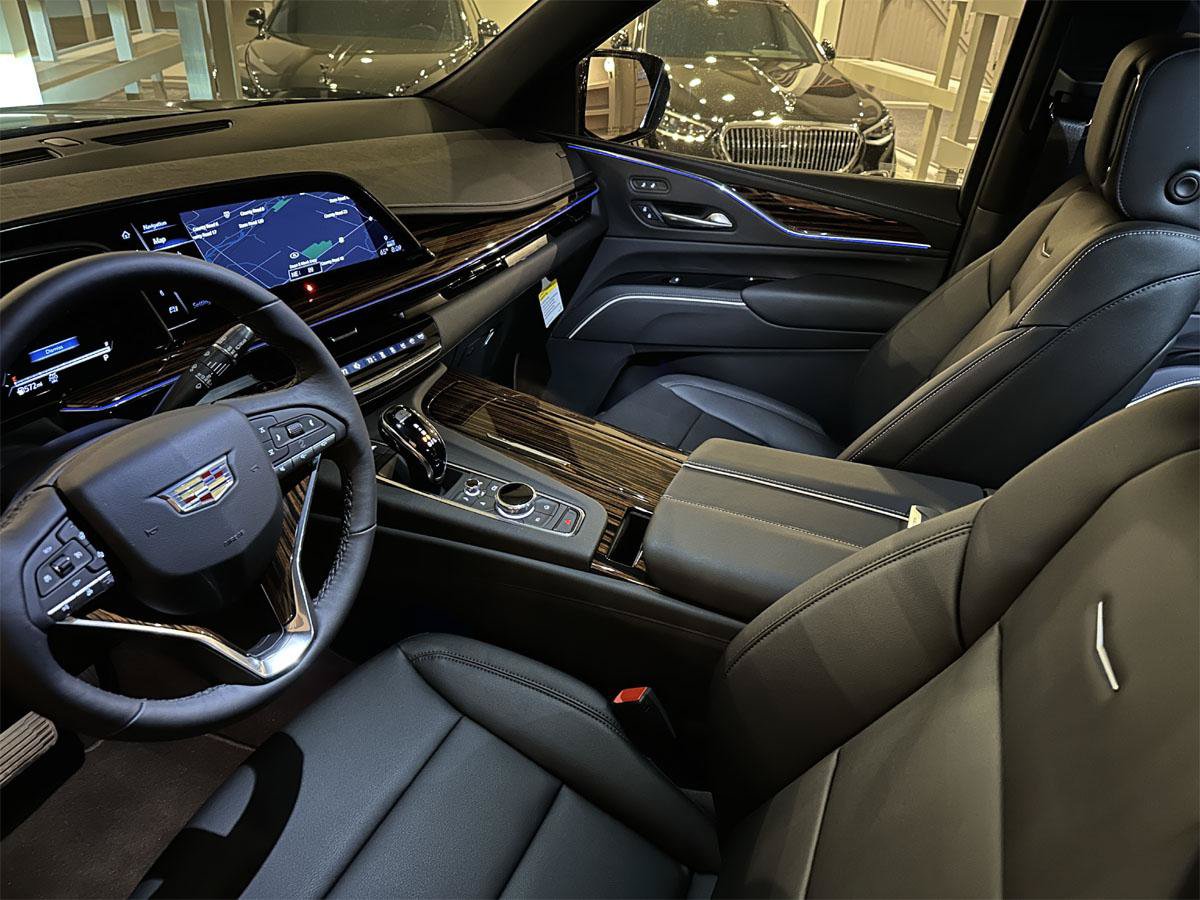 Used 2024 Cadillac Escalade ESV Luxury AWD/4WD image 3