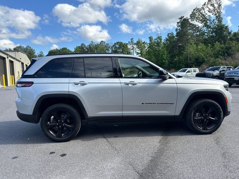 Certified 2025 Jeep Grand Cherokee Limited w/ Black Appearance Package AWD/4WD image 4