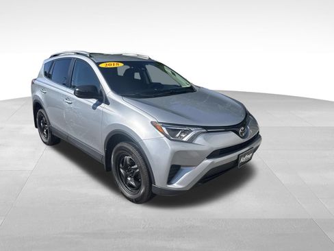 Used 2018 Toyota RAV4 LE AWD/4WD image 2