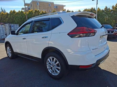 Used 2017 Nissan Rogue SV image 4