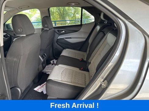 Used 2023 Chevrolet Equinox LS w/ LS Convenience Package FWD image 3