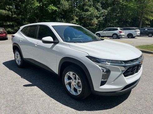 Used 2026 Chevrolet Trax LS w/ LS Convenience Package FWD image 2