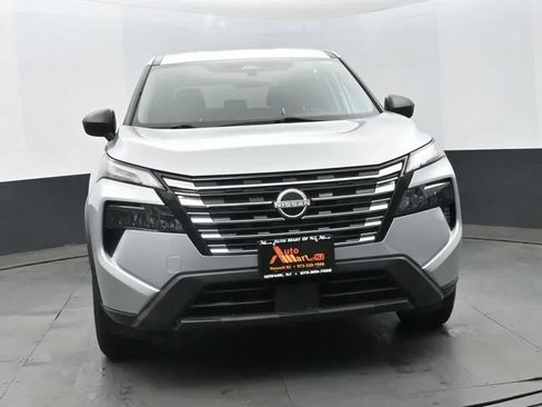 Used 2024 Nissan Rogue S FWD image 3