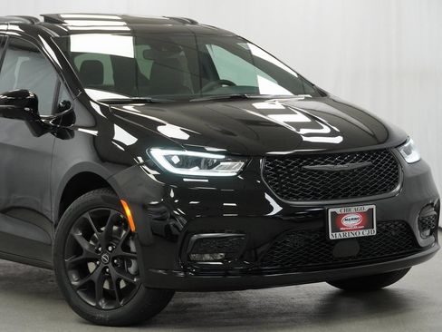 New 2026 Chrysler Pacifica Limited w/ S Appearance Package image 3
