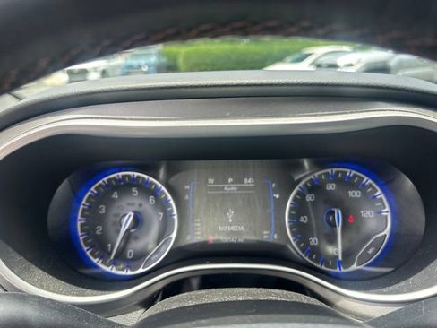 Used 2020 Chrysler Pacifica Touring-L FWD image 24