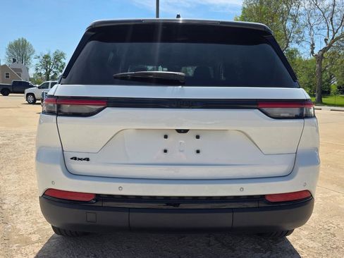 Used 2023 Jeep Grand Cherokee Altitude AWD/4WD image 18