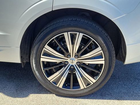 Used 2023 Volvo XC60 B5 Plus image 11
