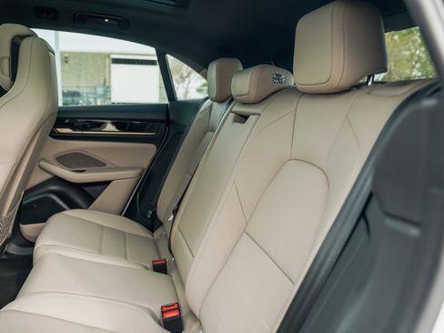 Certified 2025 Porsche Macan Electric image 28