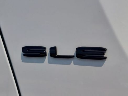 Used 2023 GMC Acadia SLE w/ Driver Convenience Package FWD image 42