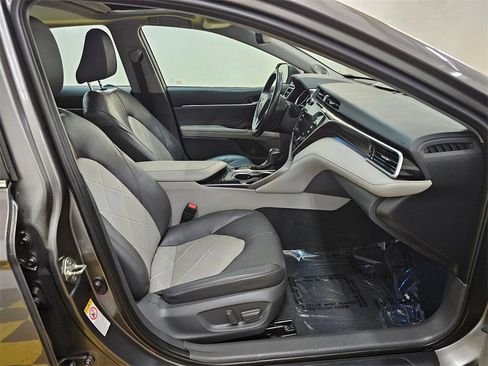 Used 2018 Toyota Camry XLE image 11