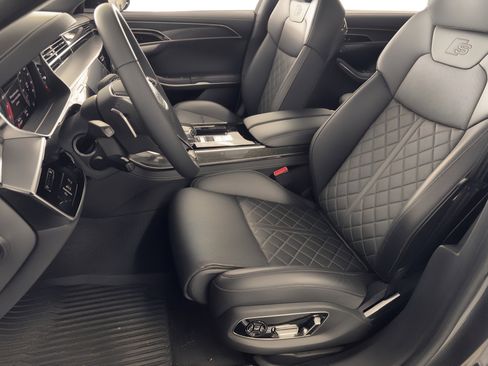 Used 2025 Audi S8 image 5