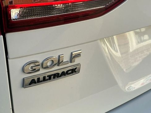 Used 2017 Volkswagen Golf Alltrack S image 7